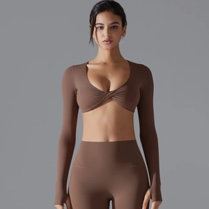 Dettaglio completo yoga color caffè con crop top a maniche lunghe e leggings a vita alta