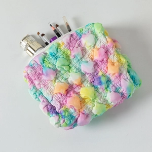 Detailansicht der bunten Make-up-Tasche mit Seifenblasen-Textur und vielen Pinseln