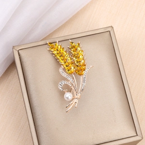 Luxurious crystal wheat ear brooch with gold ribbon and elegant pearl pendant accessory