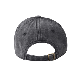 Détail de la casquette en coton délavé avec boucle en métal réglable et texture vintage