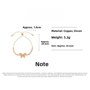 Dettaglio del bracciale farfalla con zirconi e catena regolabile di lunghezza 24,6 cm