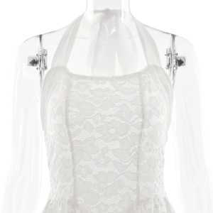 Détail de la broderie en dentelle blanche et tissu multicouche sur la robe longue