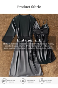 Vue à plat d'un ensemble de nuit en satin noir avec peignoir soyeux et détails dentelle