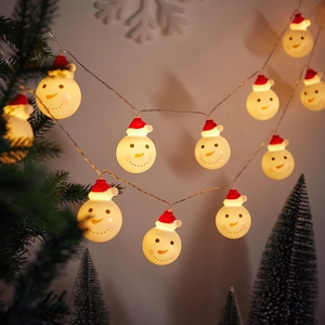 Gezellige warme LED-lichtsnoer met schattige sneeuwpoppen voor kerstversiering.