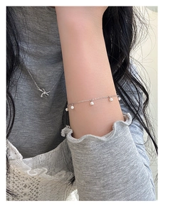 Dettaglio del bracciale in argento S925 con perline e mini perle sul polso