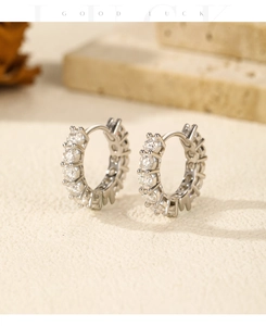 Detailed close-up of S925 sterling silver hoop earrings with sparkling moissanite stones