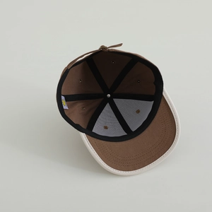 Détail de la structure à six panneaux et de la sangle réglable de la casquette enfant