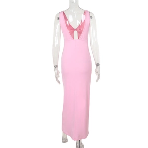 Détail de la robe longue rose sans manches avec dos ouvert et décoration en nœud
