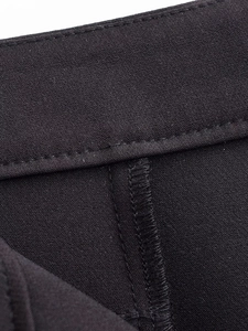 Vue macro détaillée des coutures renforcées de la taille et finition sur le pantalon noir