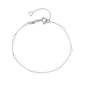 Detalle de pulsera de perlas plateadas con cadena ajustable y cierre de resorte metálico