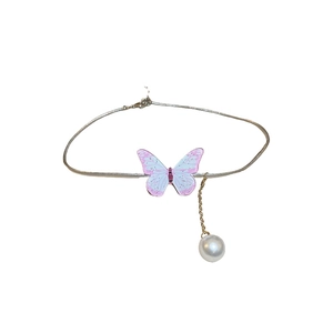 Collier élégant avec papillon en acrylique et perle sur chaîne argentée et dorée