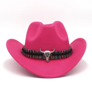 Chapeau de cowboy en feutre fuchsia avec ruban ethnique et ornement de tête de taureau