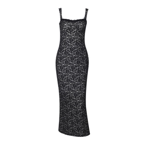Robe longue élégante en dentelle noire avec coupe ajustée et motifs floraux