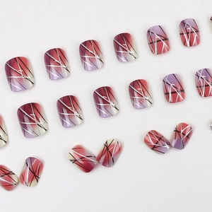 Faux ongles courts carrés dégradés rouge violet avec motifs de lignes argentées