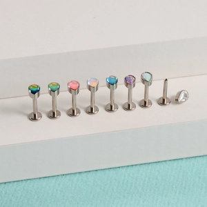 Détail de l'ensemble de piercings labret en opale goutte et zircon en titane