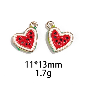 Vue macro de pendentifs pastèque en forme de cœur 11x13mm pour la création de bijoux