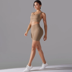 Vista laterale del set fitness a vita alta kaki scuro con reggiseno sportivo e pantaloncini