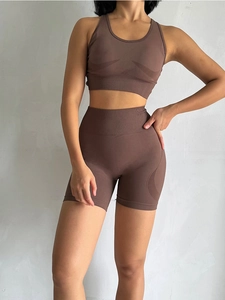 Nahtloses braunes Yoga-Set mit gerippten Shorts mit hohem Bund und breitem Sport-BH