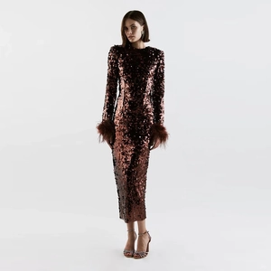 Robe élégante à paillettes marron café avec plumes d'autruche aux poignets