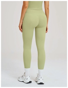 Détail du legging de yoga taille haute vert menthe avec poches et couture en V