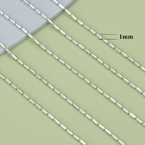 Makro-Detail einer 1mm silbernen facettierten Kugelkette für DIY-Schmuckzubehör