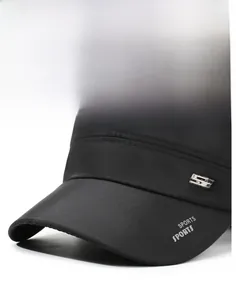 Detail der schwarzen Kappe mit silbernem SPORTS-Emblem und strukturiertem Stoff
