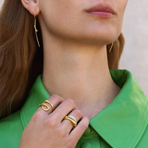 Goldenes schlangenförmiges Titanset mit Diamantring an der Hand des Models