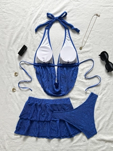Detailansicht des blauen Bikinisets mit Wellentextur und gestuftem Minirock-Stil