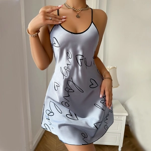 Élégante nuisette en satin gris argenté avec imprimé love et fines bretelles noires
