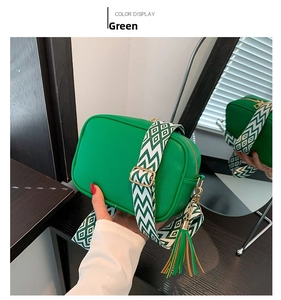 Dettaglio borsa a tracolla verde in pelle con cinturino geometrico e finiture dorate