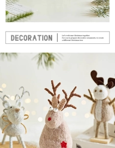 Détail de rennes de Noël en feutrine avec lumières bokeh douces et branches de sapin