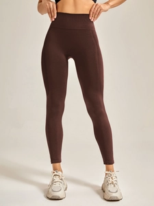 Nahaufnahme der nahtlosen, schokobraunen High-Waist-Yogahose mit atmungsaktivem Strickstoff