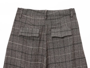 Détails du pantalon en laine à carreaux gris avec passants et poches arrière à rabat