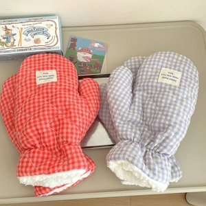 Quilted winter gloves with berry plaid pattern and warm plush lining for women
