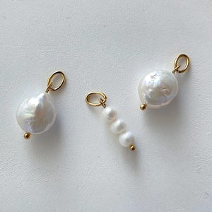Detailansicht der Barockperlen und Dreifachperlen-Anhänger mit goldenen Ringverschlüssen