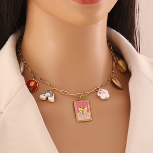 Collier en acier doré avec pendentifs cœur et perles porté par un mannequin