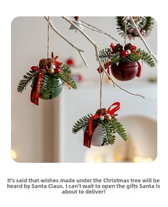 Detailansicht der Weihnachtsglocken mit Kiefernnadeln, roten Beeren und Merry Christmas Bändern