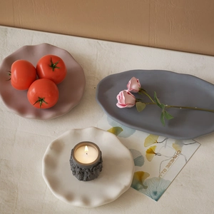 Gedetailleerd beeld van golvende keramische trays in grijs, roze en crème decoratie
