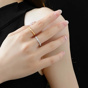 Macro de bagues bambou en or et argent avec accents de zircons étincelants