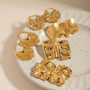 Orecchini in titanio placcati oro 18K con design a pieghe effetto lava e martellato