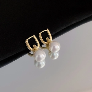 Boucles d'oreilles créoles dorées en U avec zircons et perles blanches brillantes