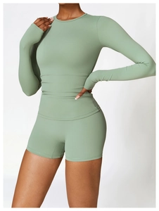 Détails de l'ensemble de yoga vert sauge avec passe-pouces et tissu élastique fitness