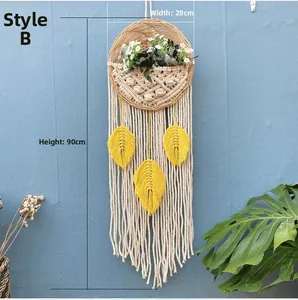 Detail von Boho-Wandbehang mit geflochtenem Baumwollkorb und gelben Quastenblättern