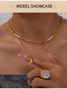 Présentation d'un collier doré multi-rangs avec perles d'eau douce et pendentif cœur