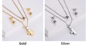 Détail du coffret collier pendentif ange et boucles d'oreilles en doré et argenté