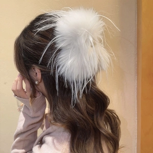 Pince à cheveux géante en plumes blanches pour un style automne-hiver élégant vue de dos