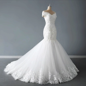 Robe de mariée sirène en dentelle à épaules dénudées avec broderies fines et traîne en tulle