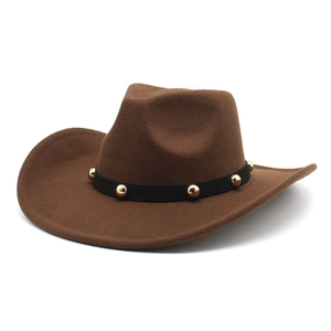 Détail du chapeau en feutre de laine marron avec ruban noir et clous dorés en métal