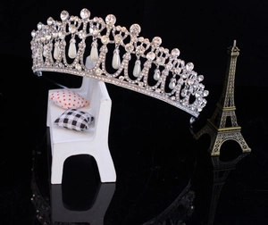 Dettaglio della tiara da sposa in argento con perle a goccia e strass brillanti