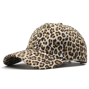 Primer plano de la textura con estampado de leopardo en una gorra de tela sarga